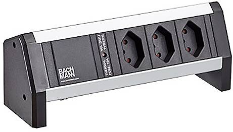 Eine weiße und schwarze Steckdosenleiste mit drei Elektrosteckdosen, mit der Aufschrift „Bachmann