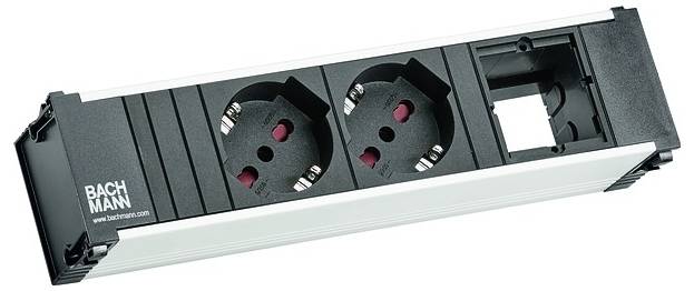 Eine Steckerleiste mit zwei europäischen Steckdosen und einem offenen Schlitz, montiert in einem weiß-schwarzen Gehäuse mit der Bezeichnung 'Bachmann'.