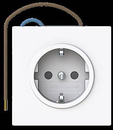 Eine weiße Steckdose mit zwei Löchern für einen Stecker, umgeben von einem quadratischen Rahmen, zwei sichtbare angebrachte Drähte oben.
