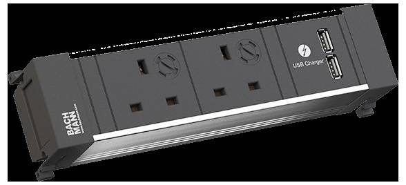 Eine schwarze Steckerleiste mit zwei UK-Standard-Steckdosen und zwei USB-Ladeanschlüssen, platziert vor einem einfachen Hintergrund.