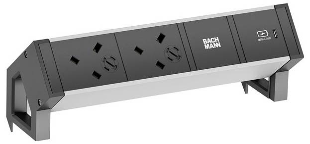 Eine BACHMANN Stromversorgungseinheit mit zwei schwarzen Universal-Steckdosen und einem USB-C-Anschluss, für die Verwendung auf dem Schreibtisch konzipiert und abgewinkelt für bessere Erreichbarkeit.