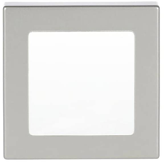 Halterungen und Metallgehäuseteile auf hellgrauem Hintergrund, dargestellt, als würden sie zerlegt und schwebend im Raum schweben.