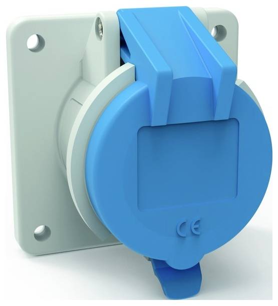 Eine blaue Industrie-Steckdose, die auf einer grauen Wandplatte montiert ist und über eine Schutzkappe verfügt, um Staub und Feuchtigkeit zu verhindern. Sie wird typischerweise für Hochleistungs-Stromverbindungen verwendet.