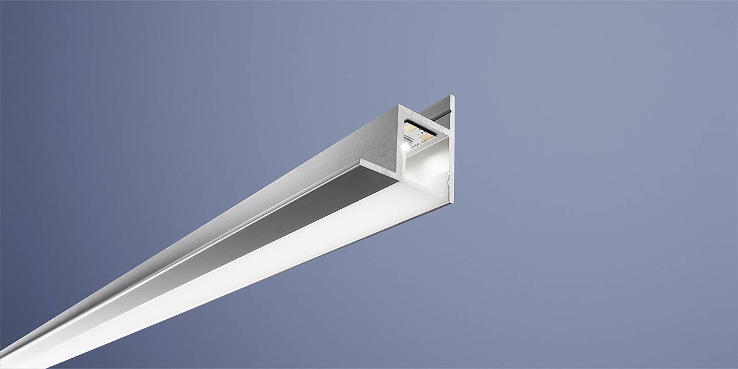 Eine hängende lineare LED-Leuchte mit elegantem, modernem Design hängt vor einem einfarbigen blauen Hintergrund.