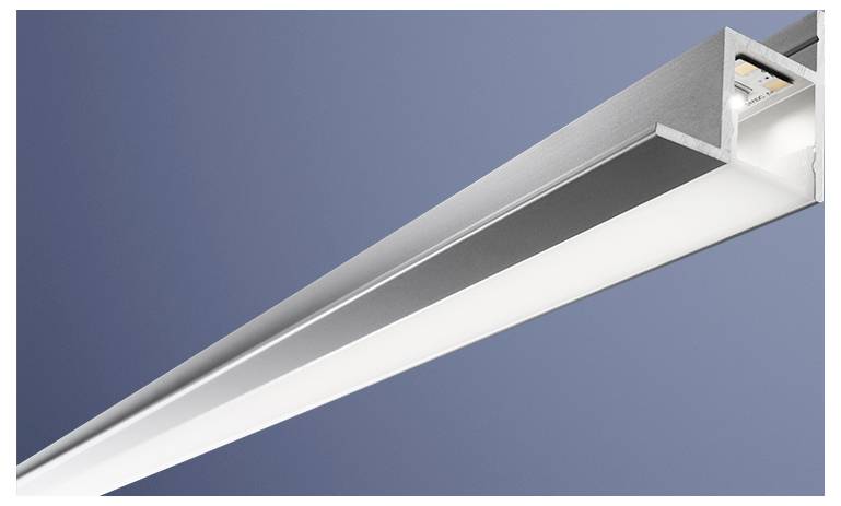 Eine schlanke, moderne lineare LED-Leuchte wird an der Decke montiert und bietet gezielt ausgerichtete Beleuchtung mit metallischer Oberfläche.