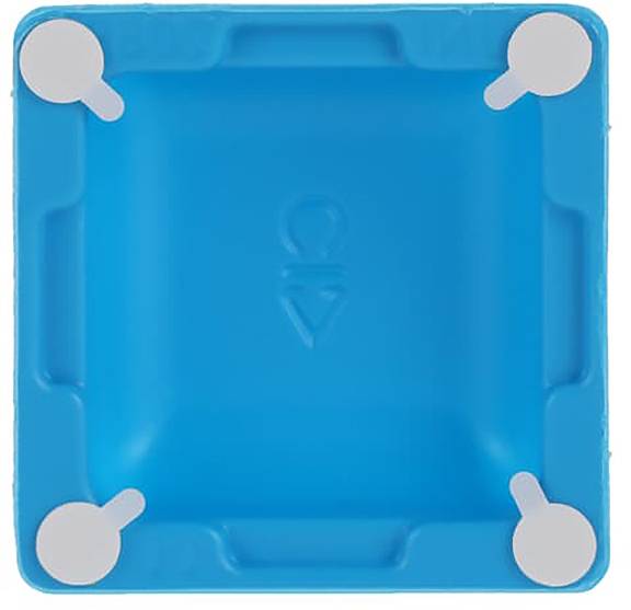 Eine quadratische blaue Kunststoffschüssel mit erhöhtem Rand und vier kleinen weißen Verschlusshebeln an den Ecken.