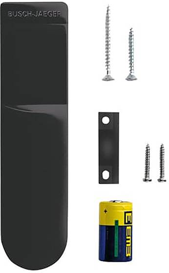 Eine schwarze Wandhalterung, zwei Schraubenpaare, eine schwarze Befestigungsklammer und eine Batterie werden gezeigt. Komponenten zum Sichern eines Gegenstands an einer Wand.