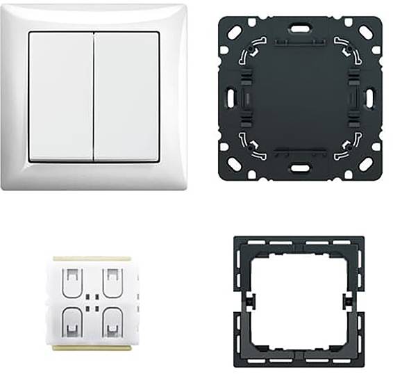 Zwei weiße Lichtschalter auf einem quadratischen Schaltpanel mit drei zerlegten Montage- und elektronischen Komponenten, die in einer Reihe darunter angeordnet sind.