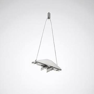 Ein modernes, minimalistisches Pendelleuchte mit einem dreieckigen metallischen Schirm und dualen Aufhängungsdrähten vor einem neutralen Hintergrund.