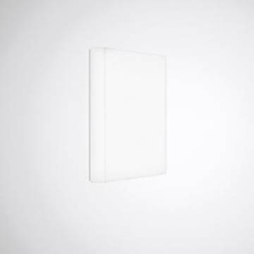 Ein minimalistisches weißes rechteckiges Leuchtpanel, das an einer schlichten grauen Wand montiert ist.
