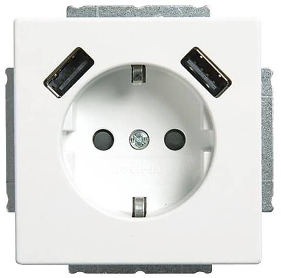 Eine weiße Steckdose mit zwei USB-Anschlüssen oben. Die Steckdose unterstützt Standard-Stecker und bietet zusätzliche Lademöglichkeiten über USB.