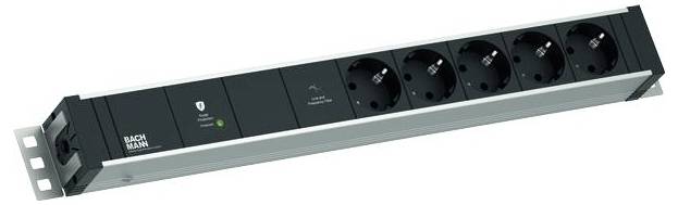 Fünf-Steckdosen-Steckerleiste mit Überspannungsschutz-Anzeige und Schalter, auf einem Metallrahmen montiert. Geeignet für die Verbindung elektronischer Geräte.