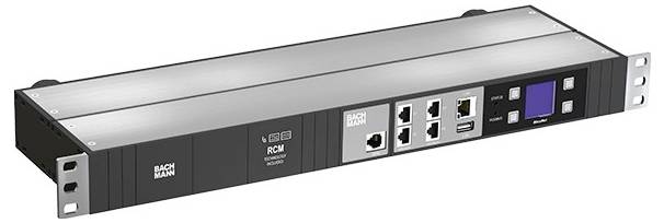 Eine rack-montierte Stromverteilungseinheit (PDU) mit mehreren Steckdosen, Netzwerk- und USB-Anschlüssen sowie digitalem Display, die in Server- oder Rechenzentrumszertifikung eingesetzt wird.