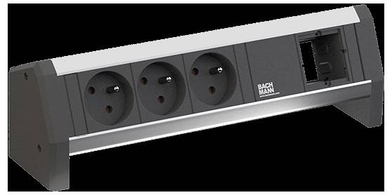 Steckerleiste mit drei europäischen Steckdosen und Platz für einen Datenanschluss, Schrägansicht.