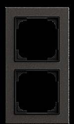 Ein schwarzer, rechteckiger Rahmen mit zwei leeren quadratischen Slots, die vertikal ausgerichtet sind, wahrscheinlich zur Montage von elektrischen oder Schalterkomponenten.