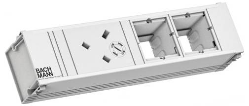 Eine rote industrielle Elektrosteckdose mit Schutzkappe, die an einem grauen Schaltpanel befestigt ist und für den Schutz und die Sicherheit in Hochspannungsumgebungen konzipiert ist.