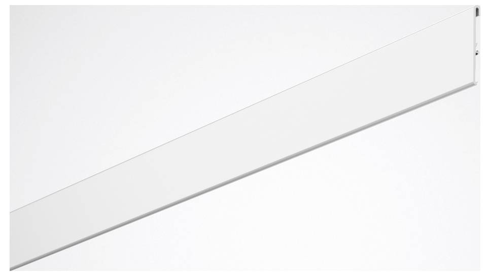 Ein elegantes, minimalistisches weißes rechteckiges Panel vor einem schlichten weißen Hintergrund, das wie ein modernes architektonisches Detail wirkt.