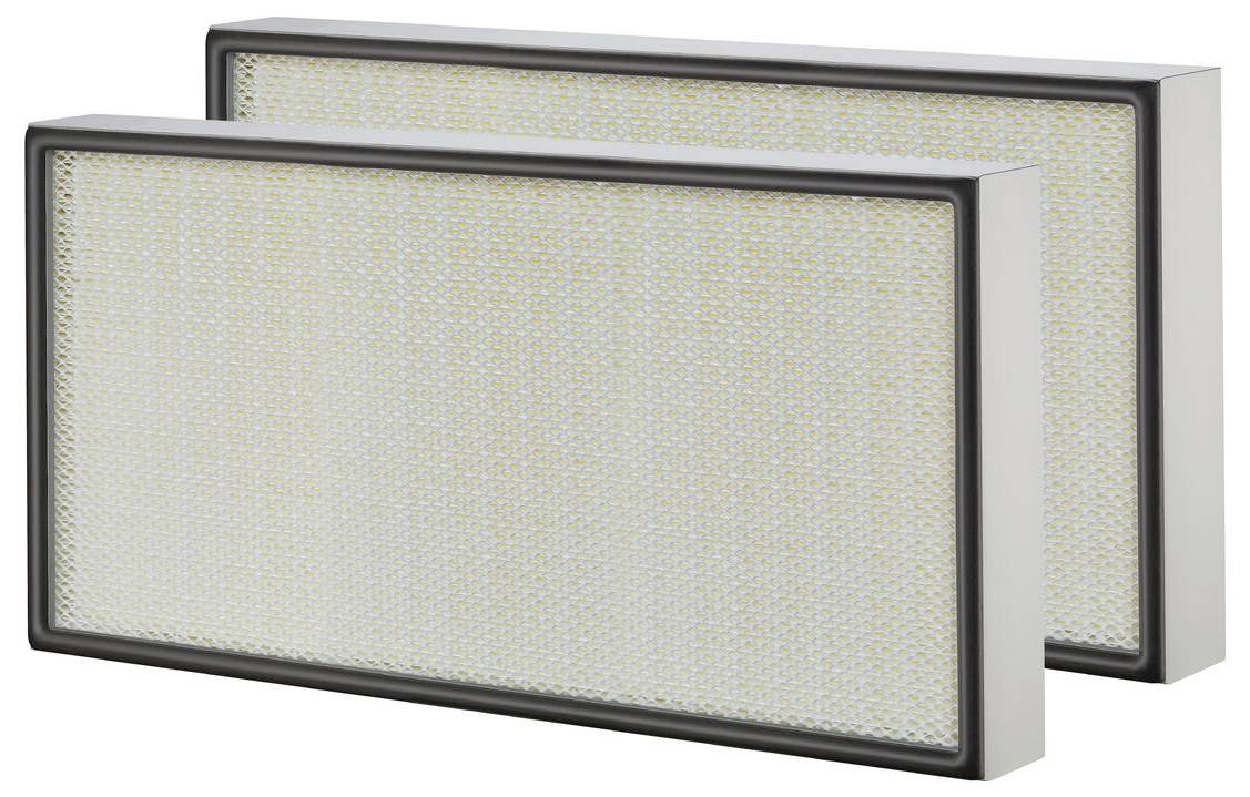 Zwei rechteckige Luftfilter mit feinem Maschendesign, gesäumt mit dunklen Rahmen, nebeneinander vor einem schlichten Hintergrund positioniert.