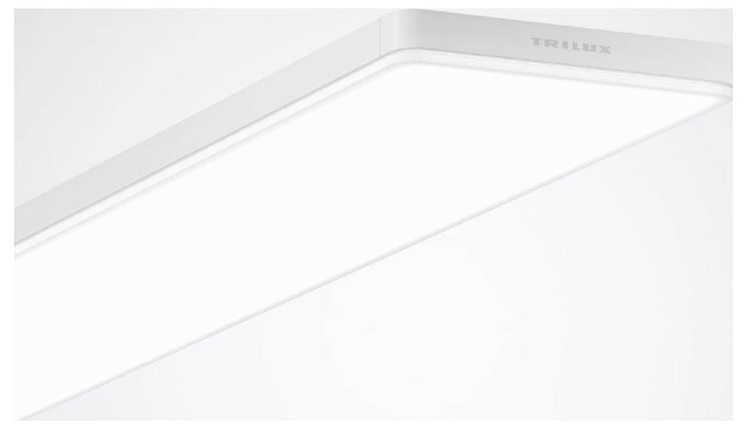 Eine rechteckige Deckenleuchte mit LED-Technologie, mit schlankem, modernem Design, das helles weißes Licht ausstrahlt, an einer weißen Decke montiert.
