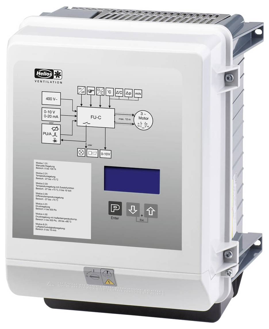 Ein Bedienfeld eines Lüftungssystems mit einem digitalen Display, Schaltflächen und einem technischen Schaltplan mit Angaben zur Spannung und Anschlussdetails.