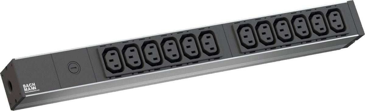 Schwarze Rack-Mount-Stromverteilungseinheit mit mehreren AC-Steckdosen und einem Stromschalter, schräg auf weißem Hintergrund dargestellt.