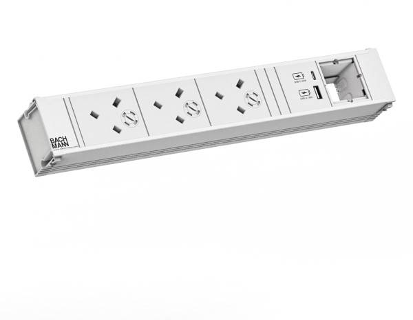 Ein weißes, rechteckiges Metallregal mit Befestigungslöchern entlang der Kanten, aus einem leicht schrägen Blickwinkel betrachtet.