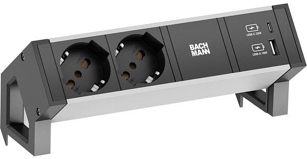 Eine metallische Werkzeugkiste mit verschiedenen elektronischen Komponenten, Kabeln und Steckern, einschließlich eines Signalverstärkers und einer Steckdose.