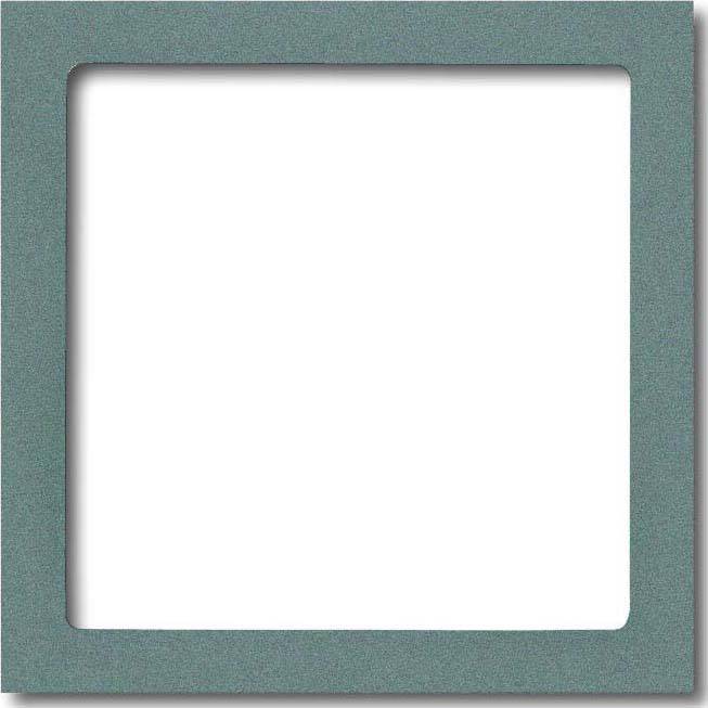 Eingebaute LED-Deckenleuchte mit metallischem Reflektor und weißem Zierring, konzipiert für die Deckeninstallation.