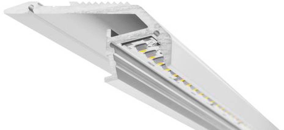 Eine angewinkelte Ansicht eines Aluminium-LED-Profilgehäuses mit Diffusionsabdeckung, die interne LED-Streifen für Einbauleuchten-Anwendungen zeigt.