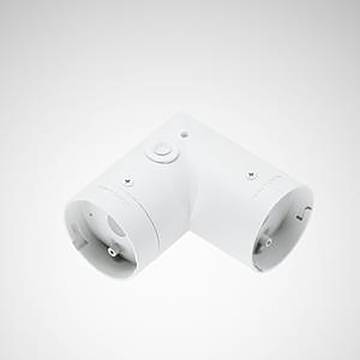 Ein weißes, L-förmiges Elektroinstallations-Verbindungskasten mit vier sichtbaren Schraubenlöchern vor einem einfachen Hintergrund.