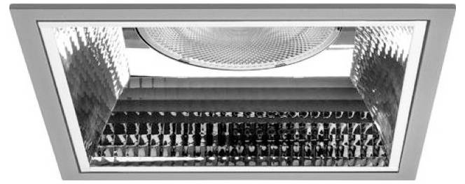 Nahaufnahme einer eingelassenen Deckenleuchte mit metallischem Reflektor und sichtbarem Lampenfassungsgehäuse.