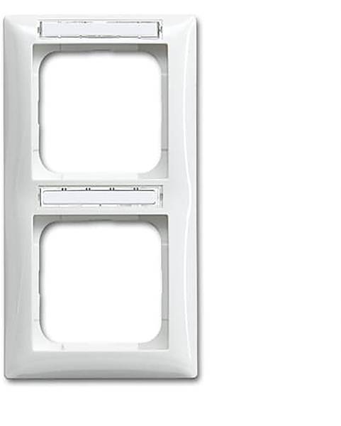 Eine weiße, zweirahmen-Wandplatte mit zwei rechteckigen Öffnungen, typischerweise verwendet für Steckdosen oder Schalter, gezeigt vor weißem Hintergrund.