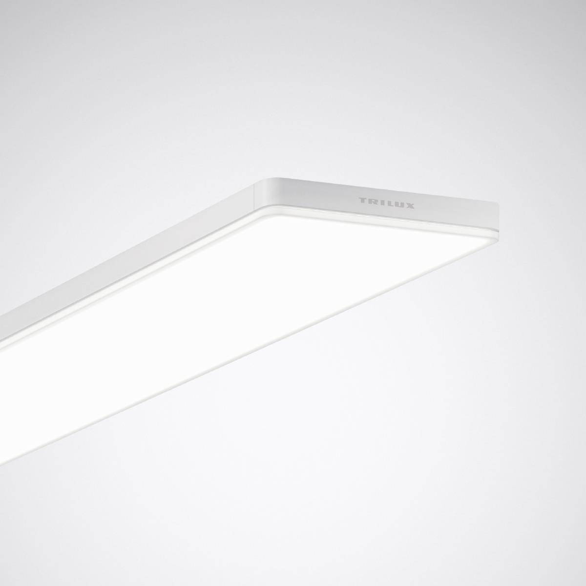 Eine rechteckige LED-Deckenleuchte mit eleganter, moderner Optik erzeugt helle, gleichmäßige Ausleuchtung im minimalistischen Stil.