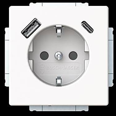 Eine weiße elektrische Wandsteckdose mit europäischer Steckdose, mit einem USB-A-Anschluss und einem USB-C-Anschluss an den oberen Kanten.
