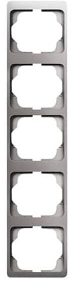 Fünf leere, quadratische Schlitze, vertikal in einem metallischen Rahmen angeordnet, wahrscheinlich für modulare Schalter- oder Steckdoseneinsätze.