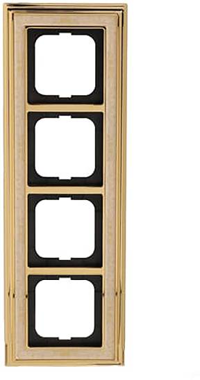 Ein hölzerner senkrechter Bilderrahmen mit vier schwarzen quadratischen Öffnungen für Bilder, die in einer einzelnen Spalte angeordnet sind. Der Rahmen hat eine natürliche Oberflächenbehandlung.