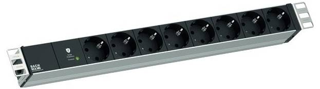 Ein schwarzes, rechteckiges Steckerleistenmodul mit acht runden Steckdosen, beschriftet mit „BACH MANN