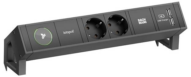 Bachmann-Steckerleiste mit zwei Steckdosen, USB-Ladeanschlüssen und iotspot-Arbeitsplatz-Sensor mit Schaltfläche.
