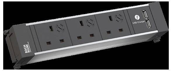 Steckerleiste mit drei britischen Steckdosen und zwei USB-Ladeanschlüssen am Ende, Marke „BACHMANN BACHMANN