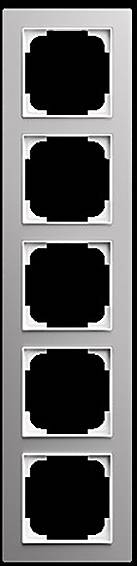 Ein vertikales Paneel mit fünf leeren rechteckigen Schlitzen für Strom- oder Datenanschlüsse.
