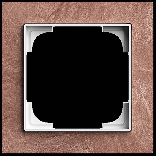 Ein quadratischer metallischer Rahmen mit einem komplexen schwarzen Innendesign, vor strukturiertem braunem Hintergrund.