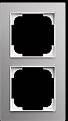 Ein metallischer silberner Rahmen mit zwei quadratischen Ausschnitten für Steckdosen oder Schalter.