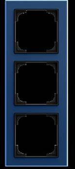 Eine blaue dreifach-Wandplatte mit drei leeren Aussparungen für elektrische Komponenten, geeignet für Schalter oder Steckdosen.