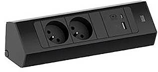 Eine schwarze Steckerleiste mit zwei runden europäischen Steckdosen und einem USB-Anschluss auf der rechten Seite, geeignet zum Laden von Geräten oder Elektrogeräten.