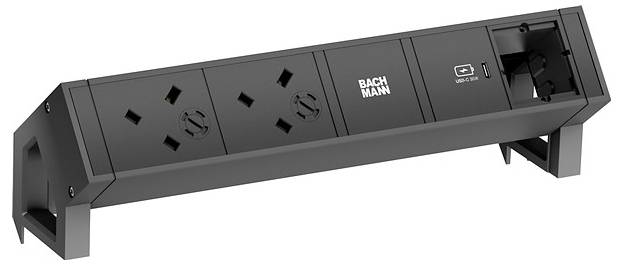 Eine schwarze Steckerleiste mit zwei Universalsteckdosen, einem USB-Anschluss und einem Schalter. Das Branding „BACHMANN