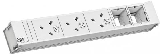 Steckerleiste mit drei universellen Steckdosen und zwei USB-Anschlüssen, mit der Bezeichnung „Bachmann