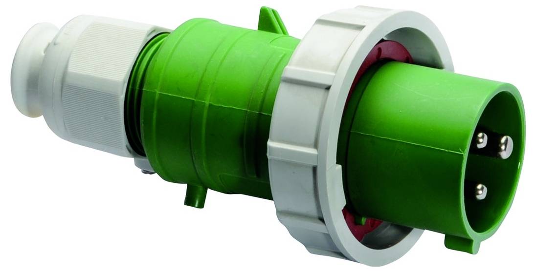 Ein grüner Industrie-Stromstecker mit drei Metallstiften, entwickelt für Hochspannungsverbindungen, mit einer robusten grauen Ummantelung versehen.