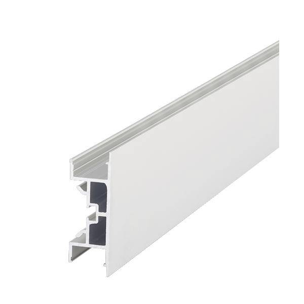 Silbernes Aluminium-Extrusionsprofil mit flacher weißer Panelabdeckung, gezeigt in einer angewinkelten Produktansicht auf weißem Hintergrund.