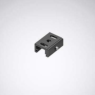Eine kleine schwarze Metallhalterung mit zwei Schlitzen und einem Loch, entworfen zum Montieren oder Stützen von Hardware, vor einem einfachen Hintergrund.