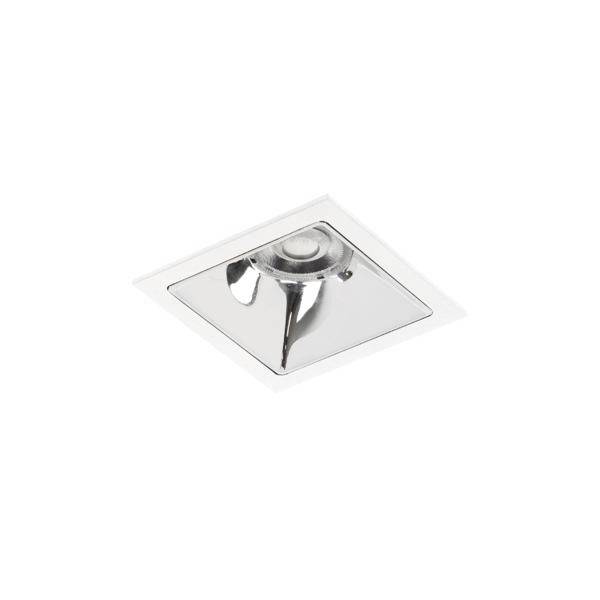 Versenkte verstellbare Deckenleuchte mit kreisförmiger Blende und geneigter LED-Lampe auf weißem Hintergrund.